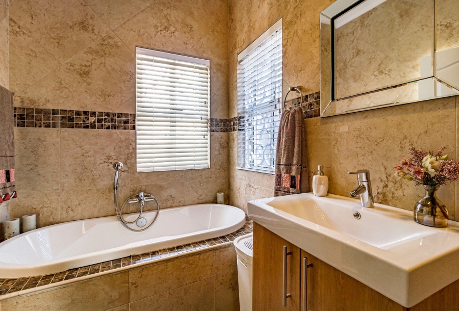 5 Bedroom Property for Sale in Golden Acre Western Cape